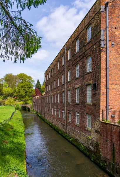 英格兰北部用河流修复棉纺纺厂外围 — 图库照片