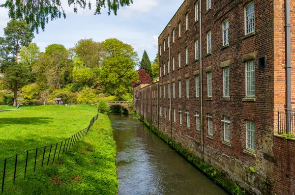 復元された綿紡績と川とイングランド北部の織物工場の外観 — ストック写真