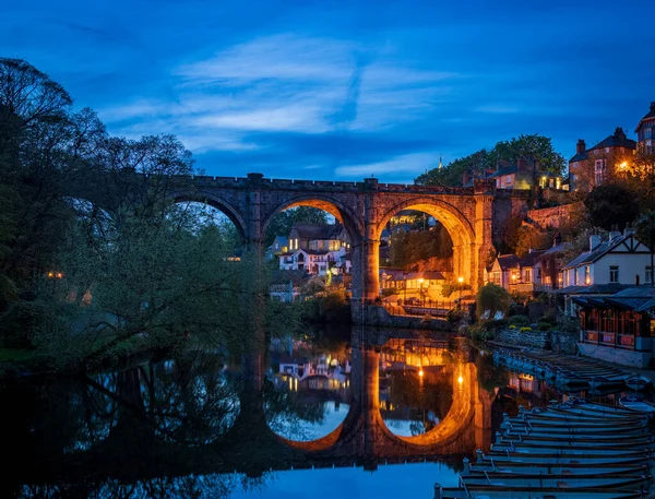 Knaresborough 'daki Nidd Nehri' nin üzerindeki taştan viyadük. Geceleri nehir kıyısında kürek çeken tekneler.