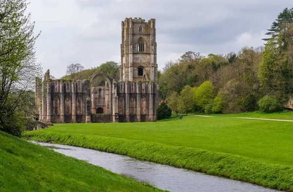 Detalj Ruinerna Fontäner Kloster Yorkshire Storbritannien Våren Med Floden Skell — Stockfoto