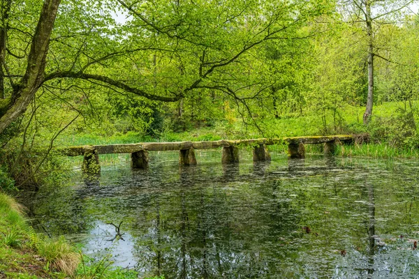 Starý Kamenný Žulový Most Přes Rybník Nebo Klidné Jezero Anglickém — Stock fotografie