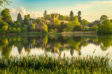 Shropshire 'daki Ellesmere kasabası Mere' den Kiliseye yansıyan manzarayla
