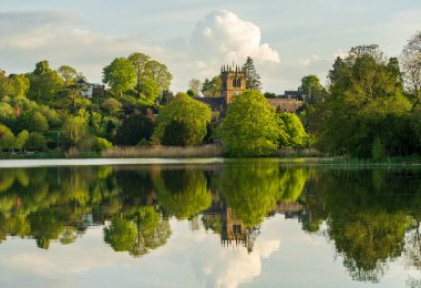 Shropshire 'daki Ellesmere kasabası Mere' den Kiliseye yansıyan manzarayla