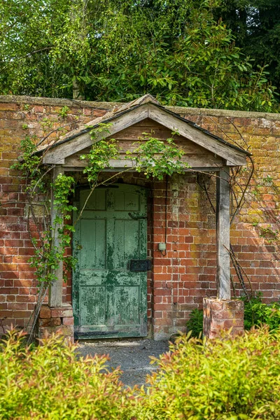 Окрашенные Зеленой Дверью Деревянным Крыльцом Вход Сад Стенами Кирпича — стоковое фото
