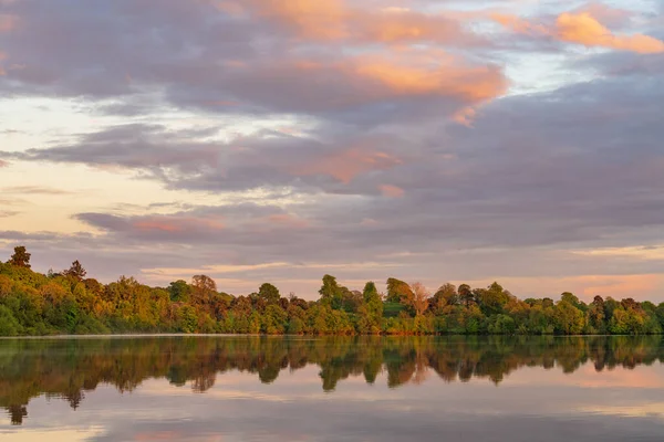 Solnedgång Panorama Över Sjön Stranden Mere Med Perfekt Sjö Reflektion — Stockfoto
