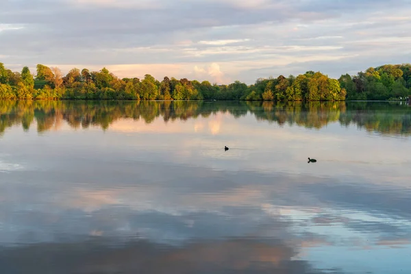 Panorama Pôr Sol Margem Lago Mere Com Reflexo Perfeito Lago — Fotografia de Stock
