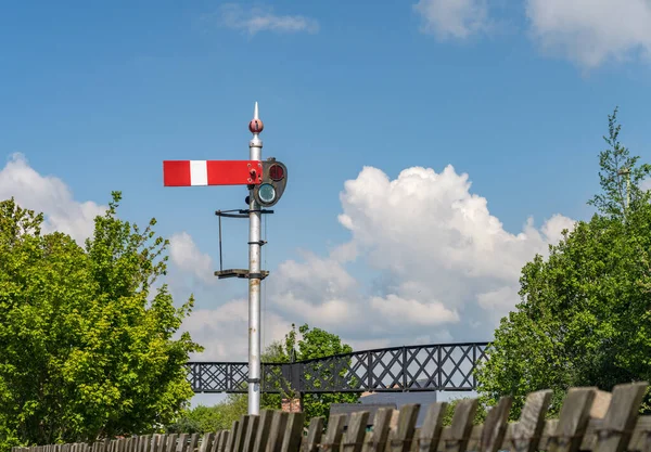Altes Bahnsignal Soll Oswestry Shropshire Vor Blauem Himmel Stoppen — Stockfoto