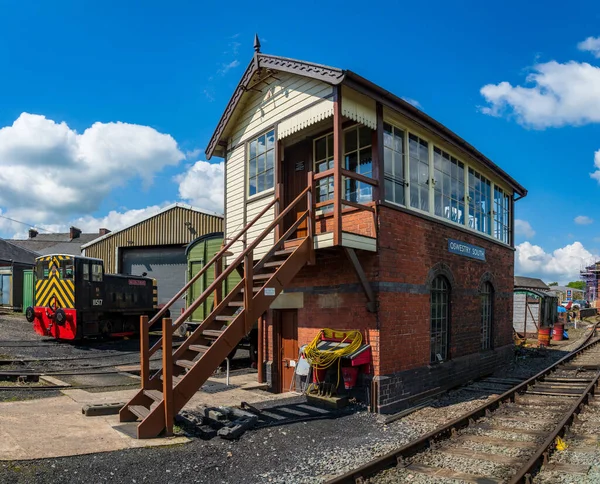 ShropshireのOswestry Southの鉄道信号制御レバーを収容する建物 — ストック写真