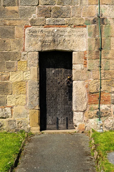 Vecchia Porta Legno Nel Campanile Della Chiesa Parrocchiale Sant Oswalda — Foto Stock