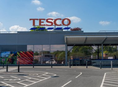 Ellesmere, Shropshire - 12 Mayıs 2023: İngiltere 'de güneşli bir günde Tesco süpermarketine giriş