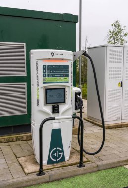 Midlands, İngiltere - 13 Mayıs 2023: Otobanda servis dışı elektrikli araba şarj noktası