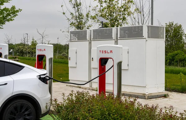 Midlands, İngiltere - 13 Mayıs 2023: Tesla elektrikli otoyol şarj noktaları