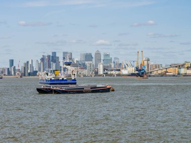 Woolwich, Londra - 15 Mayıs 2023: Thames 'teki Woolwich Feribot Terminali' ne yanaşıyor.