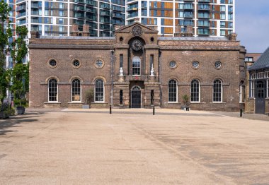 Royal Arsenal Riverside 'daki Kraliyet Askeri Akademisi binasının manzarası.
