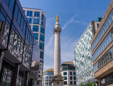 Londra Büyük Yangını Anıtı 'nı çevreleyen modern ofis mimarisi