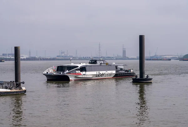 Woolwich Londres Mayo 2023 Uberboat Thames Clipper Atracando Muelle Del —  Fotos de Stock
