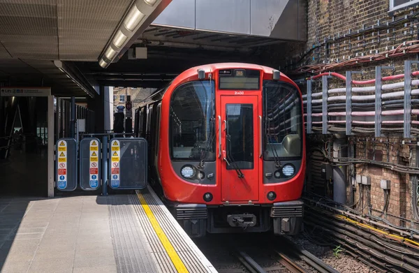 伦敦白厅 2023年5月14日 伦敦地铁列车驶入车站阳光下 — 图库照片