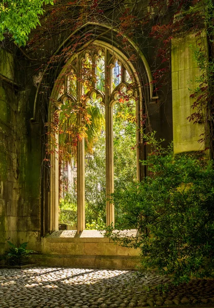 Rzeźbione Kamienne Okna Kościoła Dunstana Londynie Pokryte Liśćmi — Zdjęcie stockowe