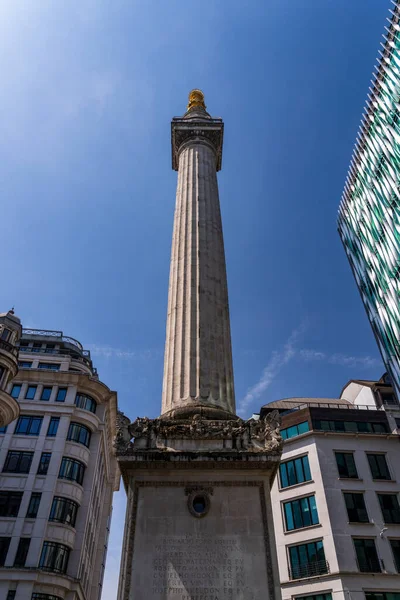 Moderní Architektura Kanceláří Obklopuje Památník Velkého Požáru Londýna — Stock fotografie
