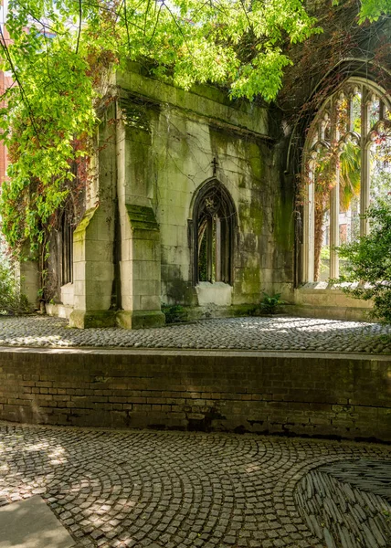 Janelas Pedra Esculpidas Igreja Dunstan Cidade Londres Cobertas Com Folhagem — Fotografia de Stock