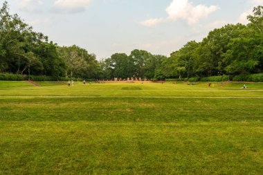 Ziyaretçiler ve öğrenciler Williamsburg Virginia 'daki batık bahçede dinleniyorlar.