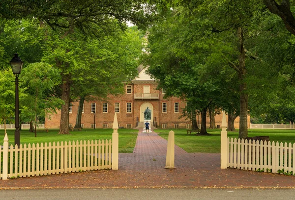 Вход Здание Колледжа Уильяма Мэри Уильямсбурге Вирджиния — стоковое фото