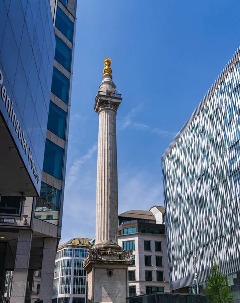 Moderne Büroarchitektur Umgibt Das Monument Zum Großen Brand Von London — Stockfoto