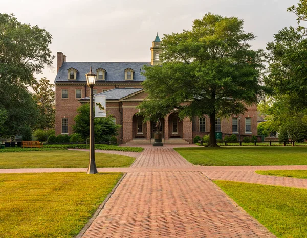 ウィリアムのタッカーホール前のジェームズ モンロー像とウィリアムズバーグのメアリー大学バージニア — ストック写真