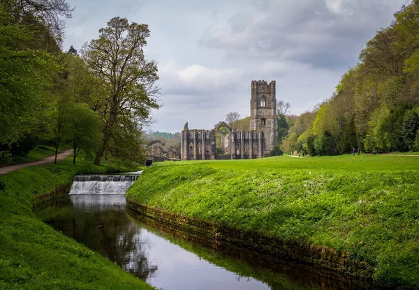 Detalle Las Ruinas Abadía Fountains Yorkshire Reino Unido Primavera Con —  Fotos de Stock