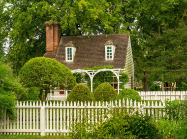 Şafak vakti Williamsburg, Virginia 'da küçük ahşap kulübe ve bahçe.