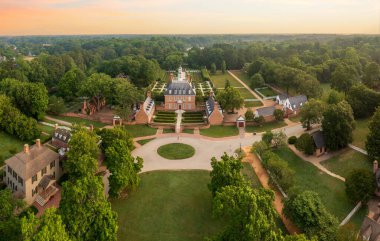 Williamsburg Virginia 'daki Valilik Sarayı' nın ön cephesinin insansız hava aracı görüntüsü şafakta