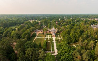 Arka cephenin insansız hava aracı görüntüsü ve Williamsburg Virginia 'daki Valilik Sarayı' nın bahçeleri şafakta