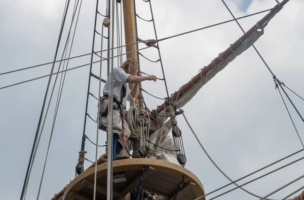 Zeiler Uitkijk Dek Het Beklimmen Van Tuigage Van Replica Zeilschip — Stockfoto