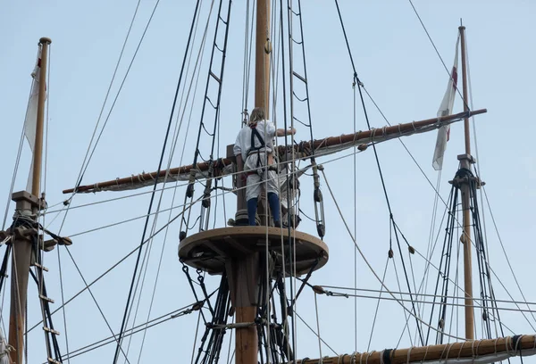 Zeiler Uitkijk Dek Het Beklimmen Van Tuigage Van Replica Zeilschip — Stockfoto