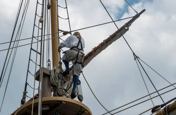 Sailor Lookout Deck Climbing Rigging Replica Sailing Ship Sailed America — Stock Photo, Image