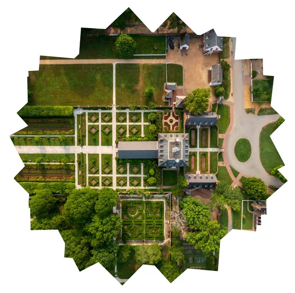 维吉尼亚州威廉斯堡的屋顶和正式的总督宫花园的罕见的缝合线全景 — 图库照片