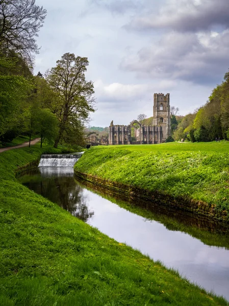 Detail Der Ruinen Der Fountains Abbey Yorkshire Großbritannien Frühling Mit — Stockfoto