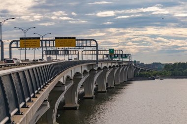 Potomac nehri boyunca I495 Capital Beltway taşıyan Woodrow Wilson Köprüsü 'nün köprüden görüntüsü