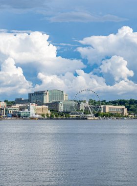 Washington DC yakınlarındaki Ulusal Liman 'ın panoramik ufuk çizgisinin üzerindeki dramatik yaz bulutları