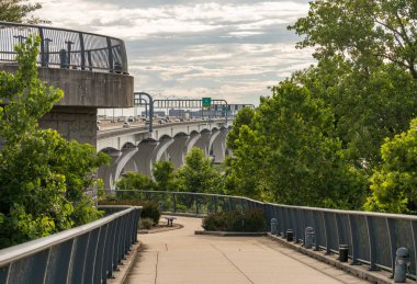 Potomac nehri boyunca I495 Capital Beltway taşıyan Woodrow Wilson Köprüsü 'nün köprüden görüntüsü