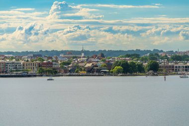 Alexandria, VA - 24 Haziran 2023: İskenderiye tarihi kenti ve kuzey Virginia 'daki Potomac Nehri kıyısındaki liman kenti
