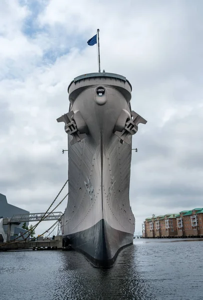Widok Ogromnego Dziobu Przodu Okrętu Wojennego Uss Wisconsin Zadokował Centrum — Zdjęcie stockowe
