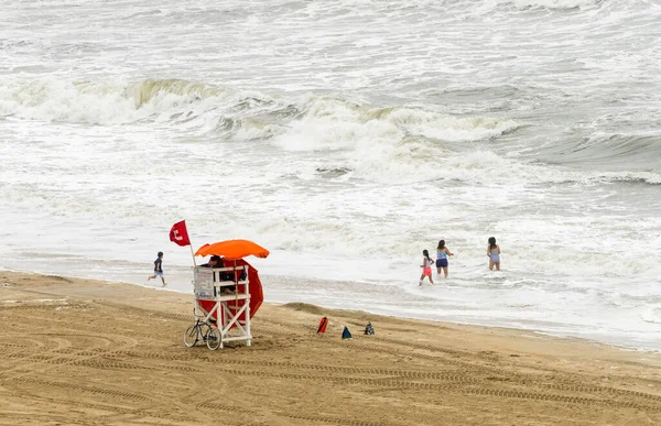 Few People Risk Rough Seas Stormy Cloudy Summer Day Virginia — Stock Photo, Image