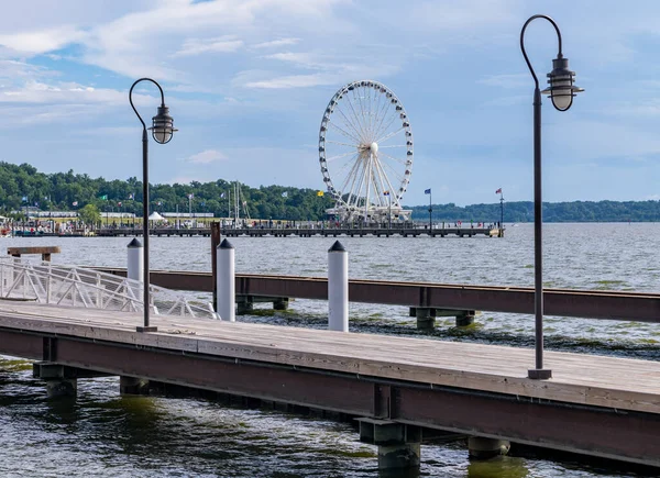 Ξύλινη Προβλήτα Ferris Wheel Πίσω Ορίζοντα Εθνικό Λιμάνι Κοντά Στην — Φωτογραφία Αρχείου