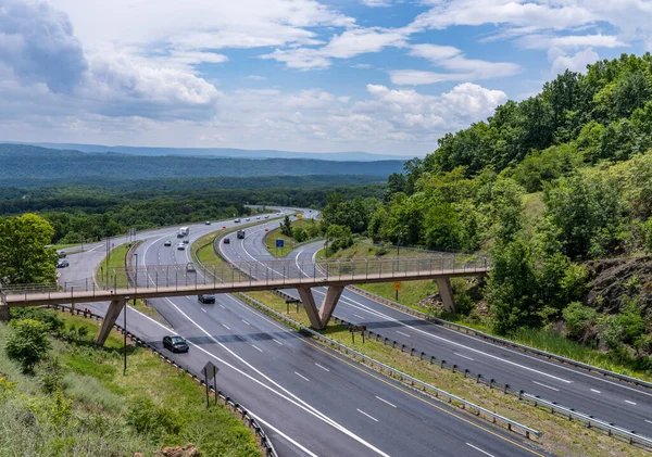 西部バージニア州へのI68州間高速道路のためのサイドリング ヒル道路カットの山を通る道路 — ストック写真