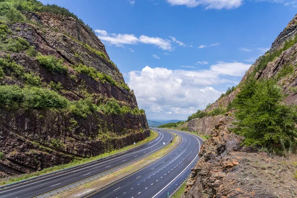 Estrada Através Das Montanhas Sideling Hill Road Cut Para Estrada — Fotografia de Stock