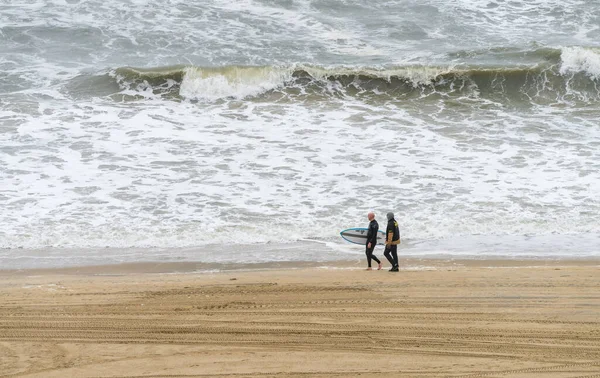 バージニアビーチ 6月2023 嵐の夏の日に荒波によるサーファーと警備員 — ストック写真