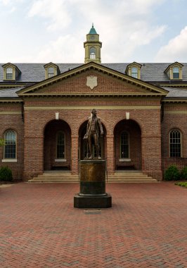 Williamsburg Virginia 'daki Tucker Hall' da James Monroe 'nun heykeli.