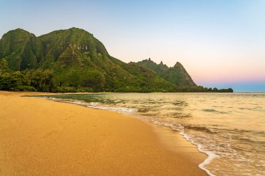 Sabahın erken saatlerinde dağları yakalayan hava panoramik görüntüsü. Hawaii 'nin Kauai adasındaki tüneller.