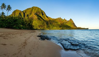 Sabahın erken saatlerinde dağları yakalayan hava panoramik görüntüsü. Hawaii 'nin Kauai adasındaki tüneller.